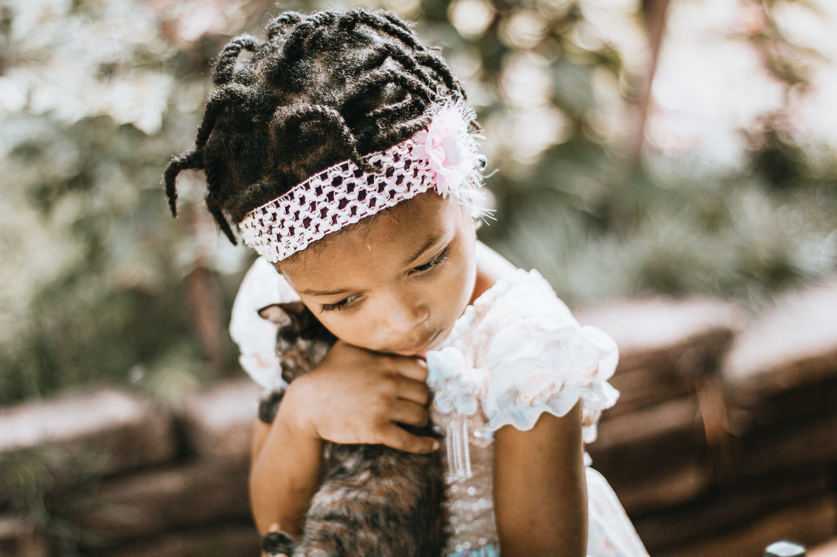 ensaio externo infantil com os pets inspira ternura