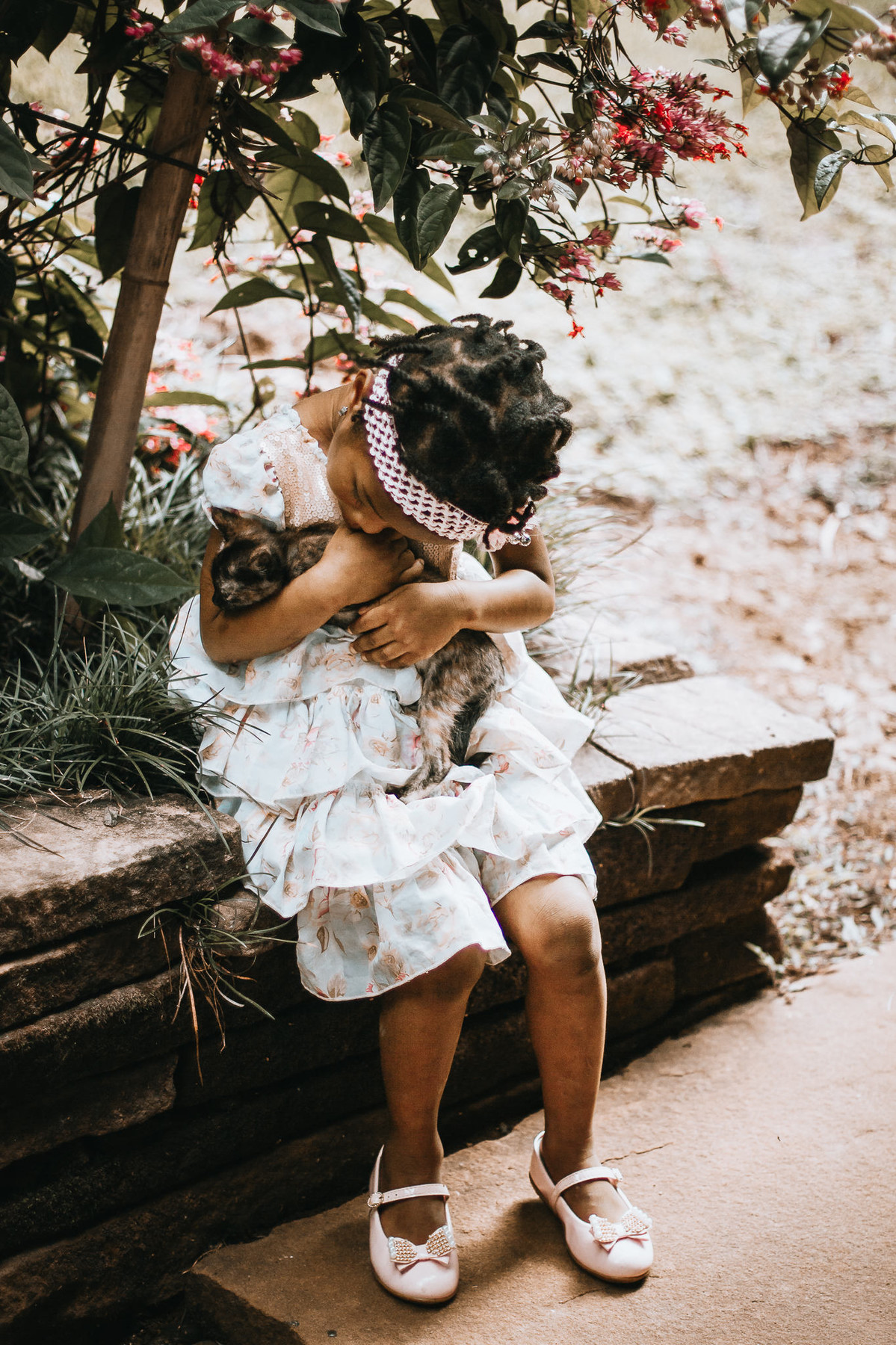 Fotógrafa registra momento de fofura de uma criança com o seu gatinho