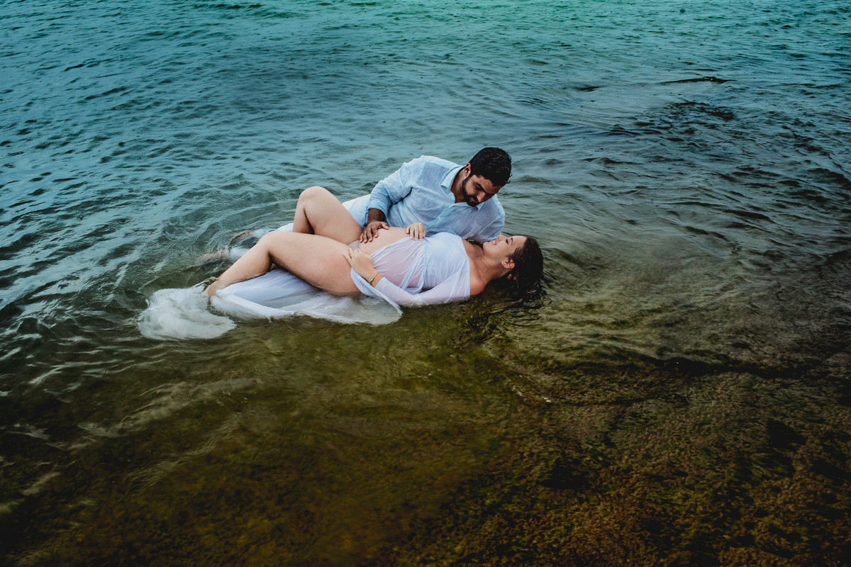 criatividade e arte através da fotografia de casal gestante realizado no litoral baiano