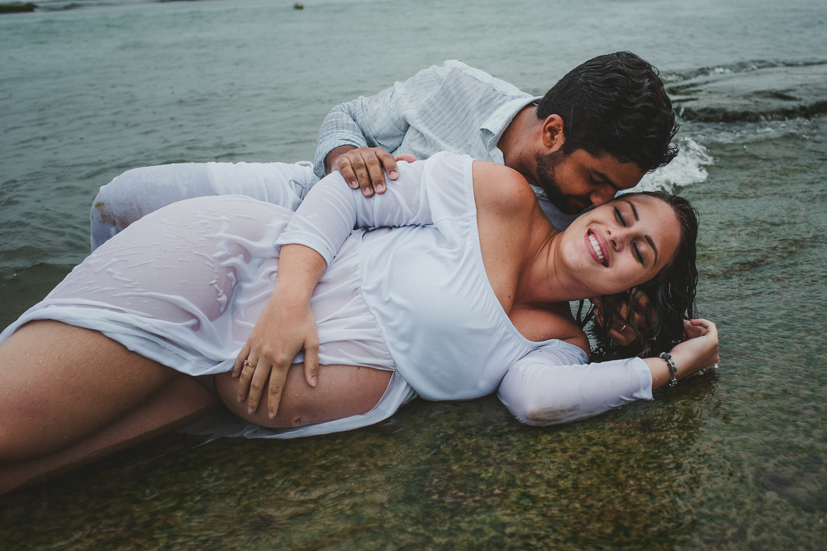 fotos lindas e verdadeiras de casal de grávidos no mar de Guarajuba Bahia