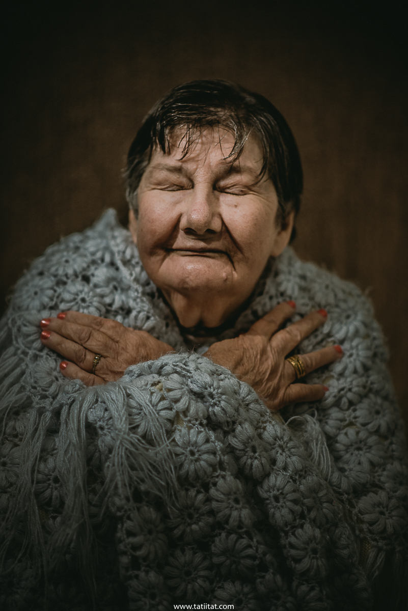 Mulher que se acolhe e se ama em todo tempo sem restrição é fotografada por Tati Itat