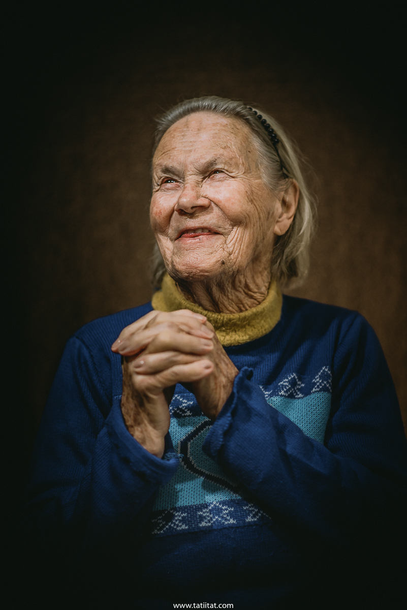 the elderly express their faith through poetic portraits that invades the soul