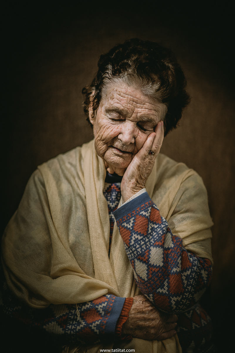 Tati Itat portrays mature women with great sensitivity