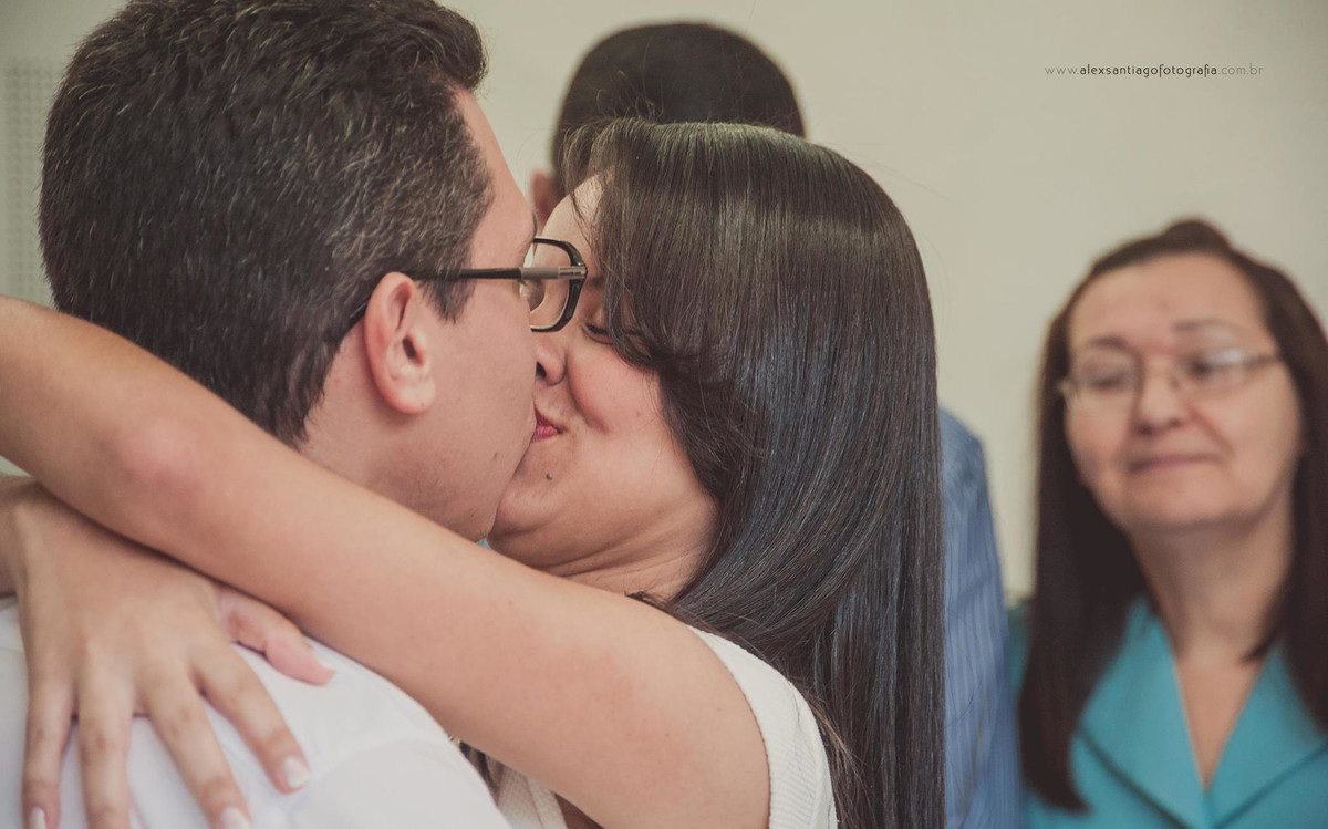 casamento civil, noivos beijando, troca de alianças, como casar no civil, o que usar em casamento civil, noivos de óculos