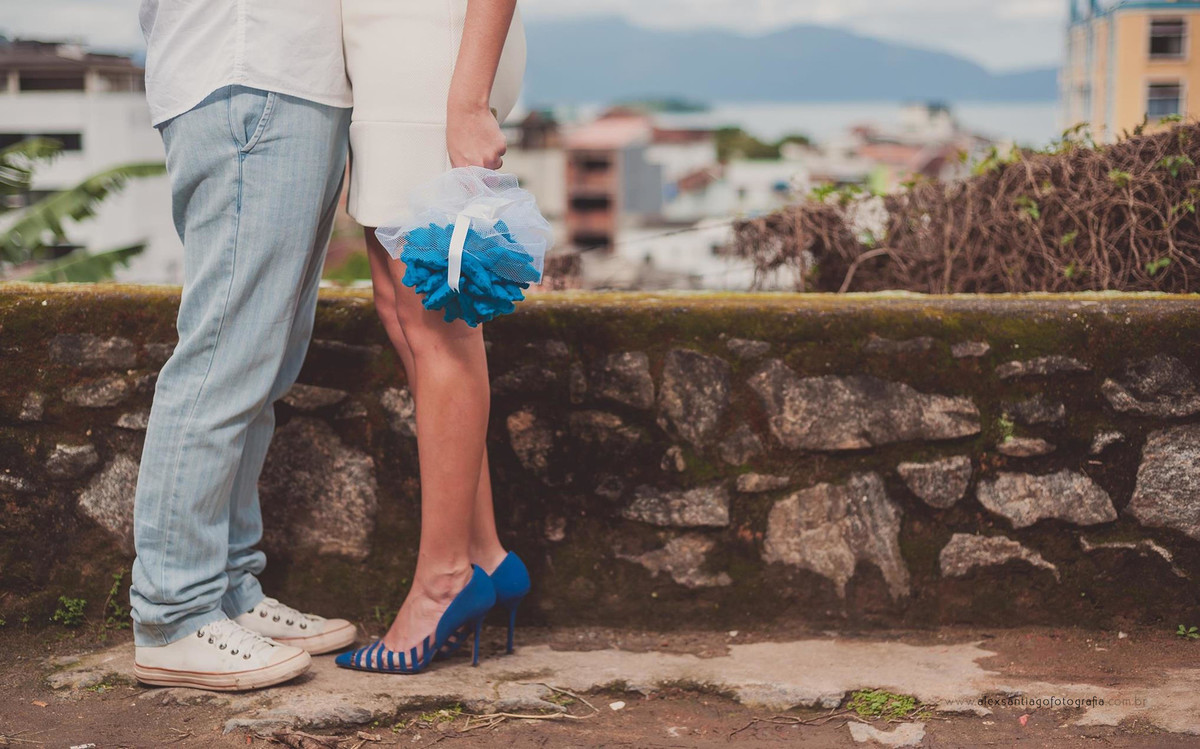 sapato azul noiva, buque em feltro, buque de coração, noivo de jeans, casamento divertido, casamento civil, casamento casarão amarelo paraty, casamento tarituba, casamento pistache