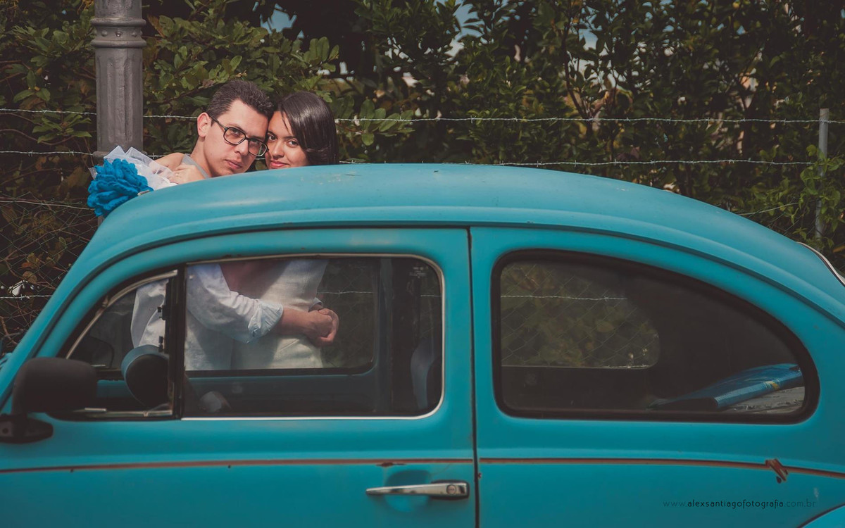 noiva de fusca, casamento com fusca azul, casamento com carro antigo, carro para noiva, carro antigo casamento, casamento vintage, casamento civil, casamento paraty, aluguel de carro para noivas
