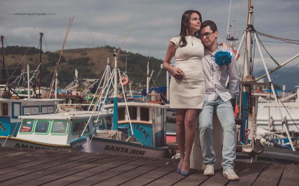 noivo de jens,noiva vestido curto,vestido noiva off white, buque azul , sapato noiva azul, casamento paraty, casamento praia de garatucaia, casamento petróplis, casalmento civil