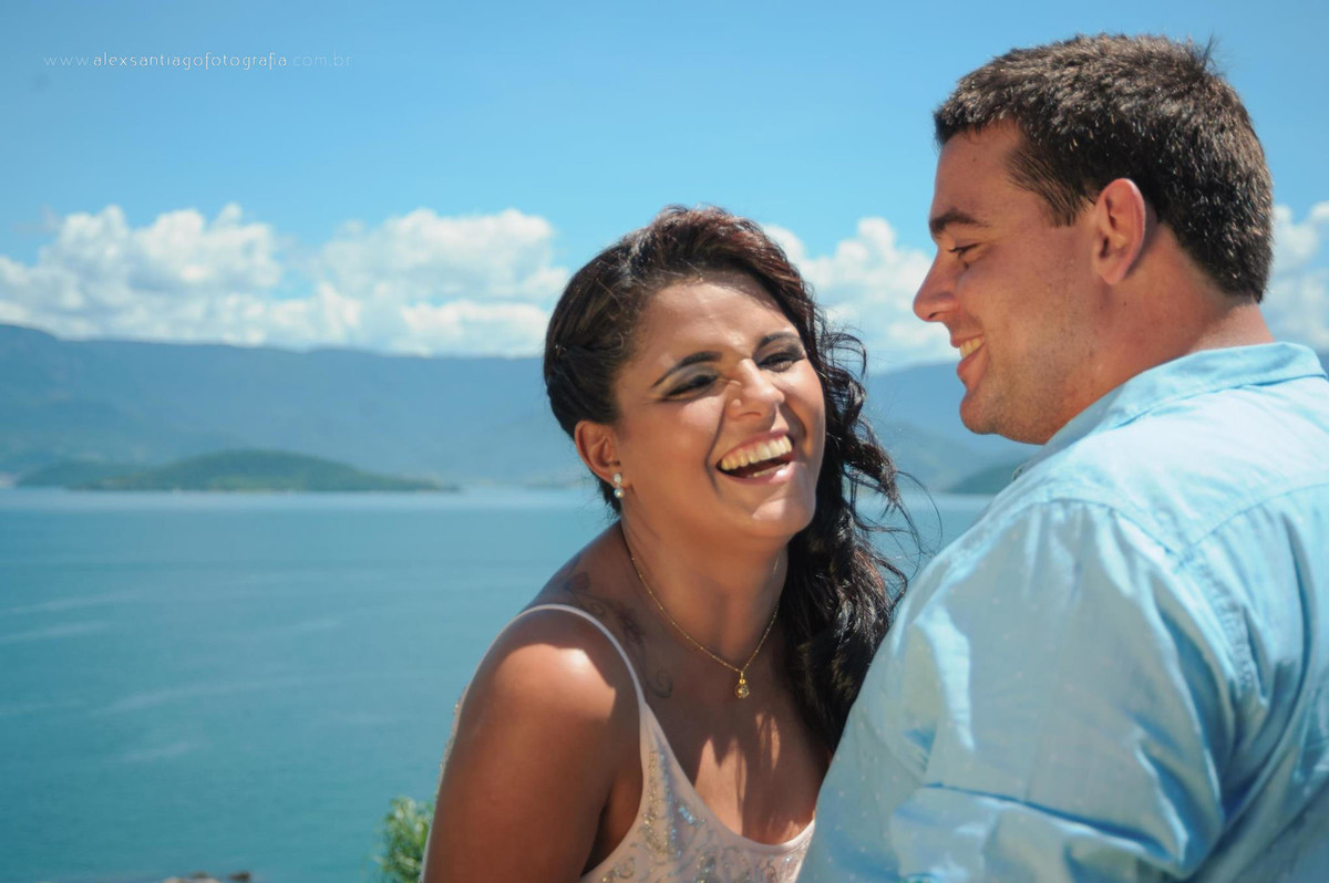 casamento na praia rio de janeiro, casamento de dia, vestido de noiva curto, vestido de noiva com brilho, ensaios de noivos paraty, ensaio de noivos angra dos reis