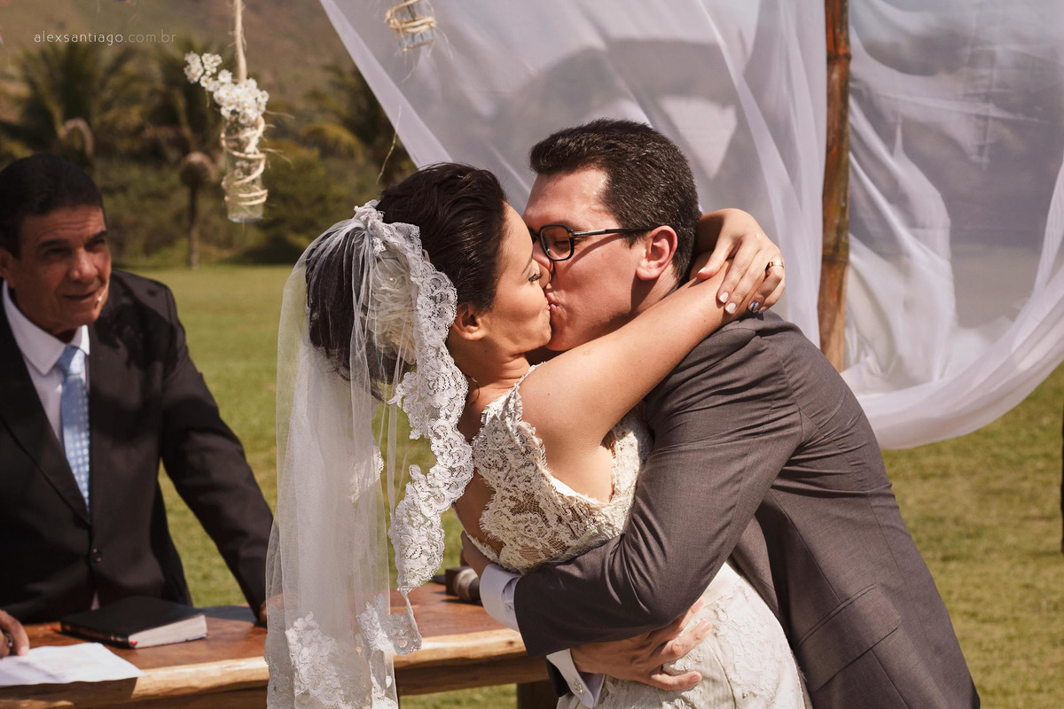 beijo dos noivos, vestido de renda vintage, casamento ao ar livre, casamento criativo, decoração casamento, casamento paraty, casamento angra dos reis, casamento tarituba
