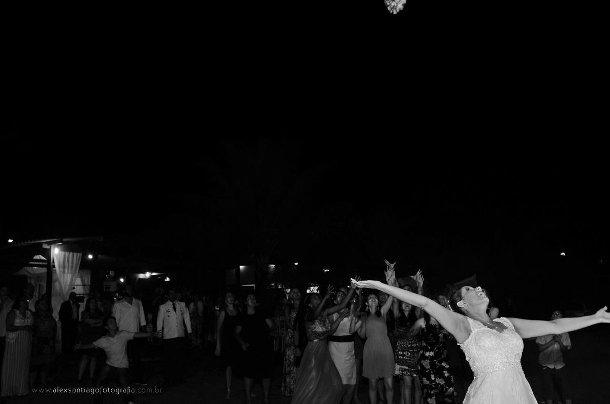 jogar o buque de forma divertida, casamento ao ar livre a noite, balada casamento, casamento gls em paraty, casamento carnaval em paraty