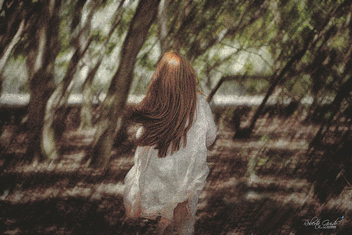 ruiva na floresta