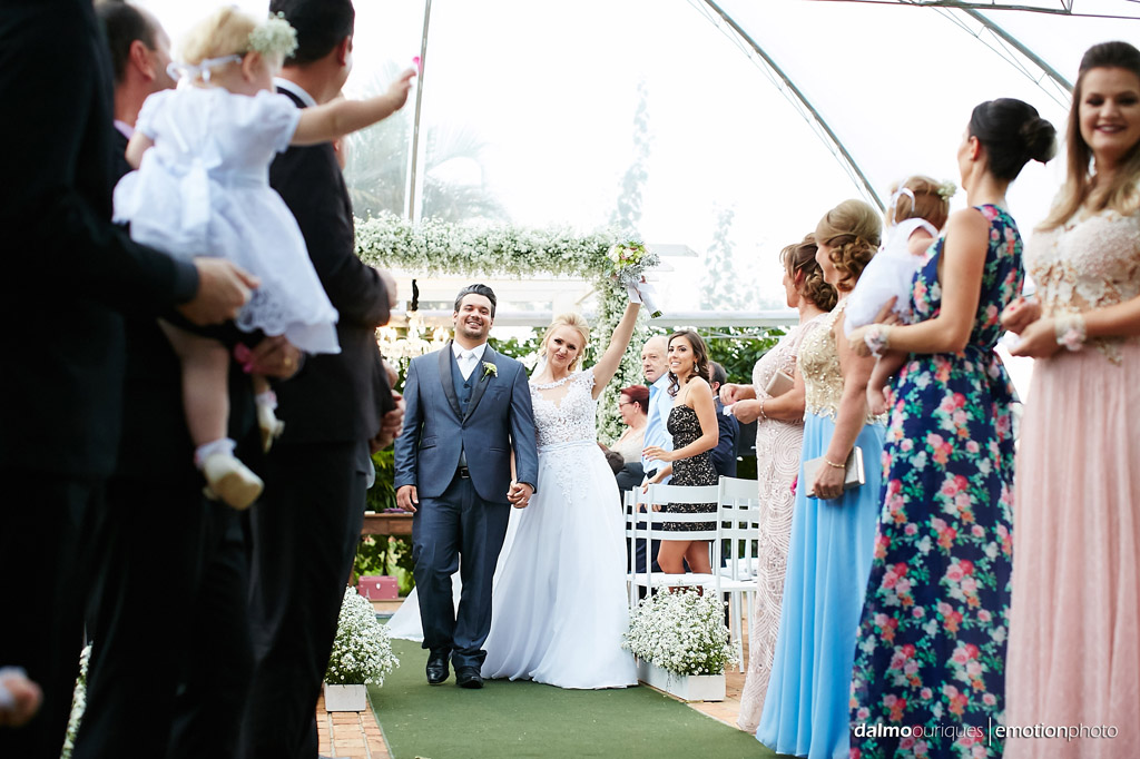 Cerimônia de Casamento, Estância Biguaçu, Casamento ao ar livre, saída dos noivos; Fotografia de casamento em Florianópolis