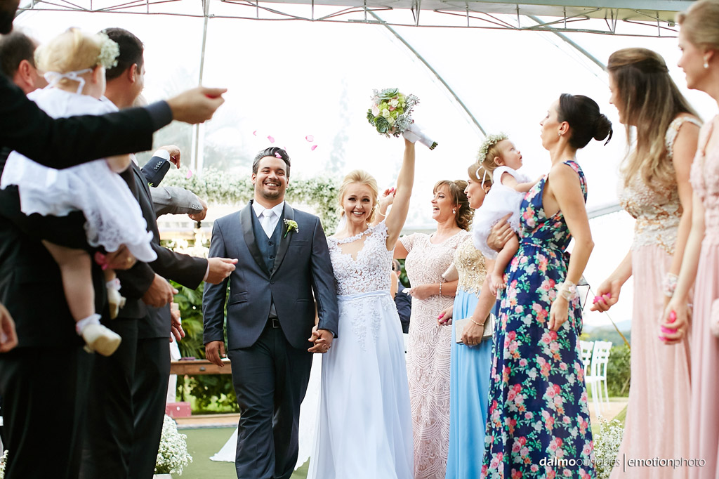 Cerimônia de Casamento, Estância Biguaçu, Casamento ao ar livre, saída dos noivos; Fotógrafo de casamento em Florianópolis