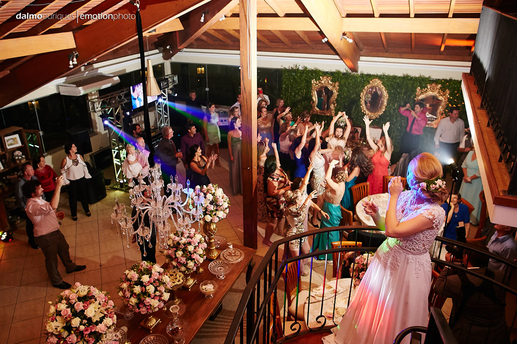 Cerimônia de Casamento, Estância Biguaçu, Noiva jogando Bouquet; Fotógrafo de casamento em Florianópolis