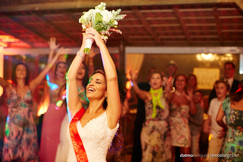Festa de Casamento; Recepção do Casamento; Fotografia de casamento em Florianópolis, noiva com bouquet