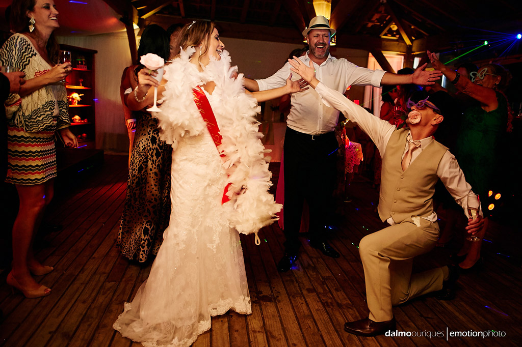 Festa de Casamento; Recepção do Casamento; Fotografia de casamento em Florianópolis, noivo dançando