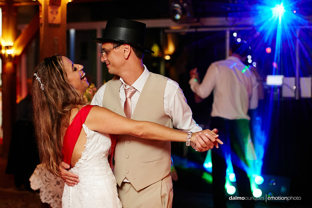 Festa de Casamento; Recepção do Casamento; Fotografia de casamento em Florianópolis, noivos felizes