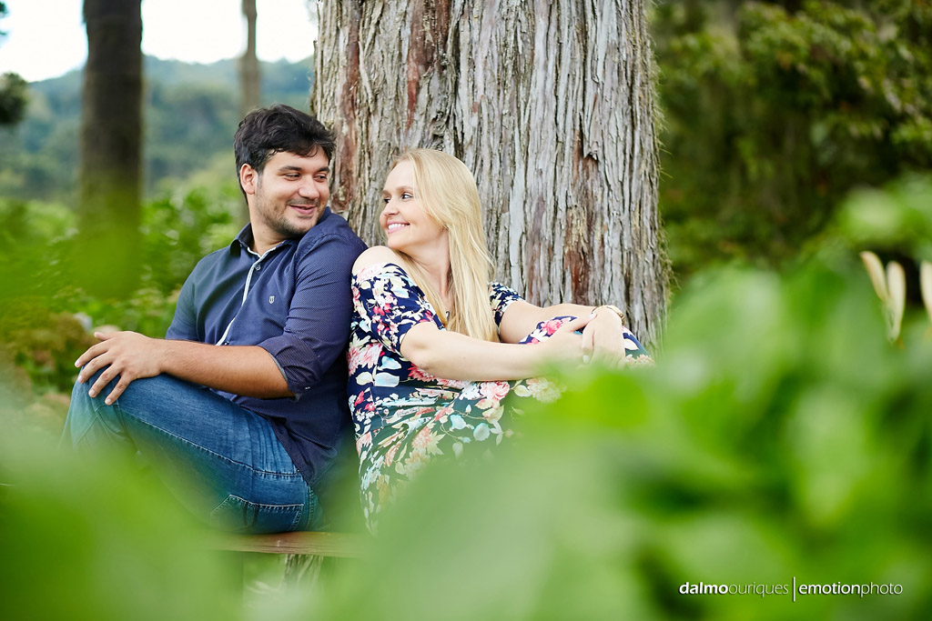 Pré Wedding em Rancho Queimado; Ensaio de casal; namorando em baixo da árvore