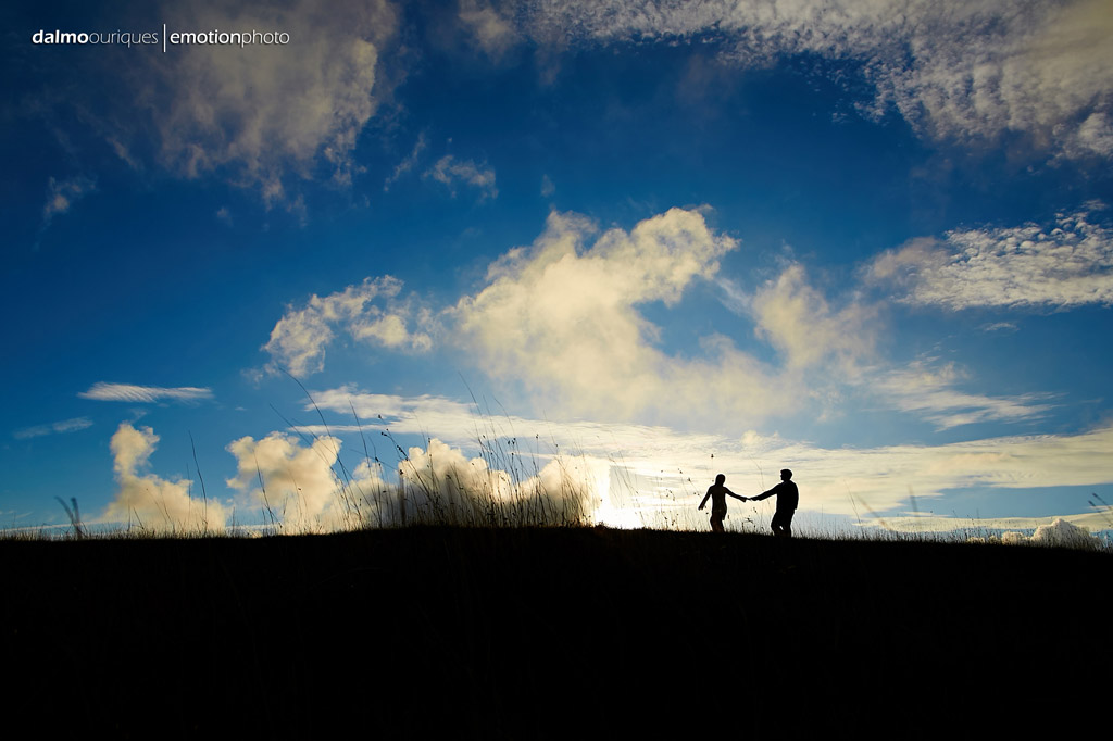 Pré Wedding; Fotos no campo; céu azul, fotografia de casal; fotógrafo Dalmo Ouriques
