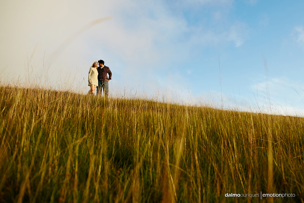 Pré Wedding; Fotos no campo; céu azul, fotografia de casal; fotógrafo Dalmo Ouriques