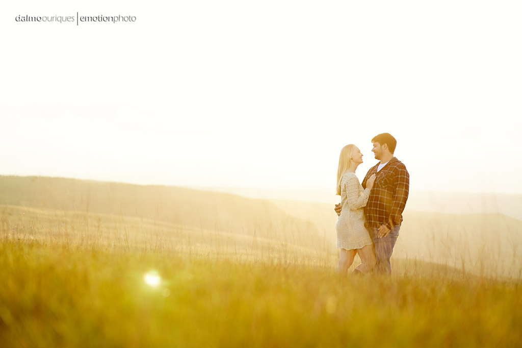 Pré Wedding no por do sol; Fotos no campo; céu azul, fotografia de casal; fotógrafo Dalmo Ouriques