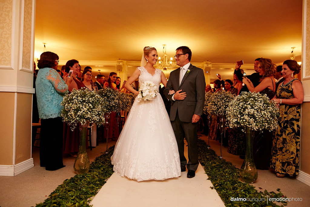 Fotógrafo de Casamento em Florianópolis; Alameda Casa Rosa; Cerimônia de Casamento; olhar do pai; entrada da noiva