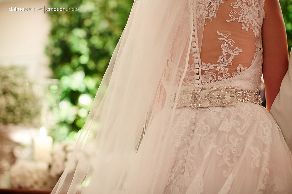 Fotografia de Casamento em Florianópolis; detalhes do vestido da noiva