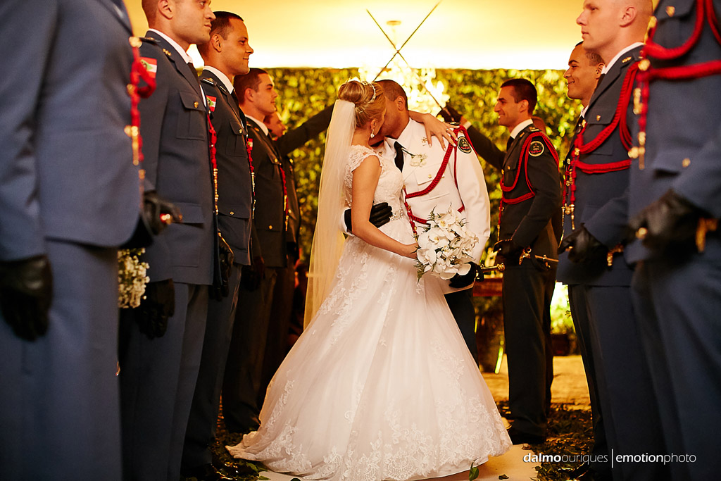 Fotografia de Casamento em Florianópolis; teto de aço; saída dos noivos