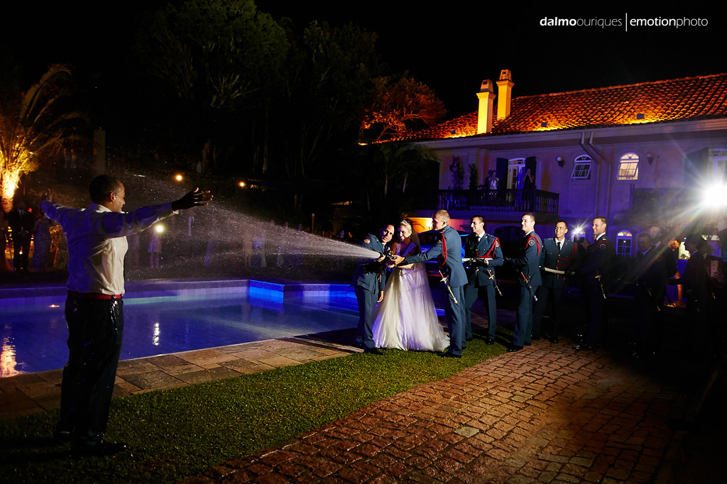 Fotografia de Casamento em Florianópolis; Alameda Casa Rosa; sessão de fotos; ensaio de casal, noiva dando banho no noivo