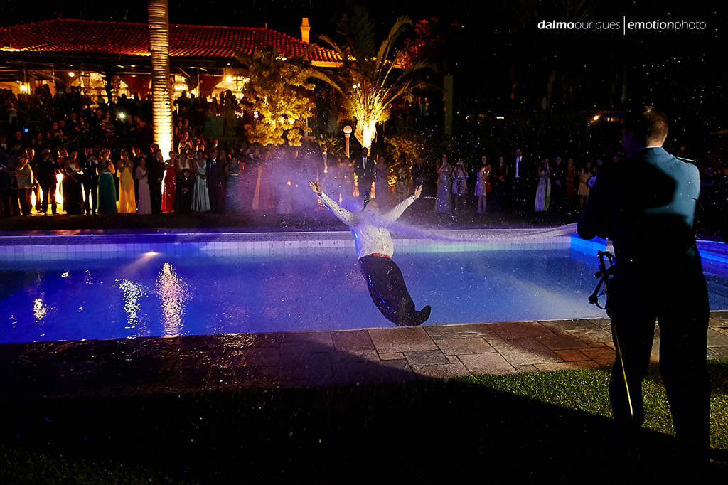 Fotografia de Casamento em Florianópolis; Alameda Casa Rosa; sessão de fotos; ensaio de casal; noivo caindo na piscina