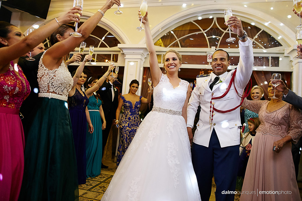 Fotógrafo de Casamento em Florianópolis; Festa de casamento; Alameda Casa Rosa, brinde dos noivos