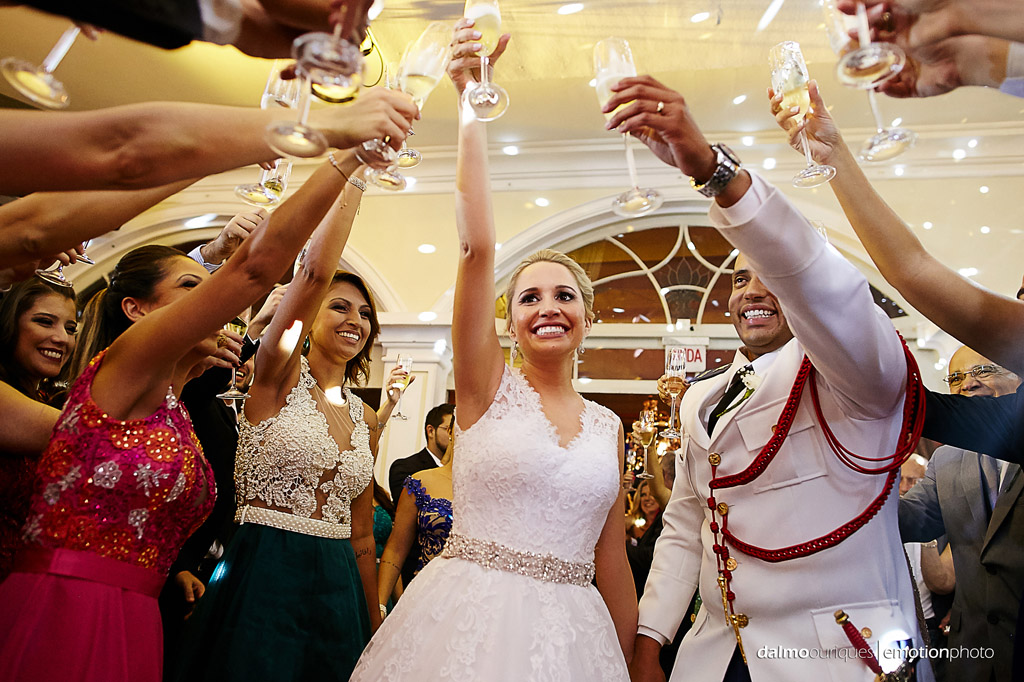 Fotografia de Casamento em Florianópolis; Festa de casamento; Alameda Casa Rosa, entrando na festa