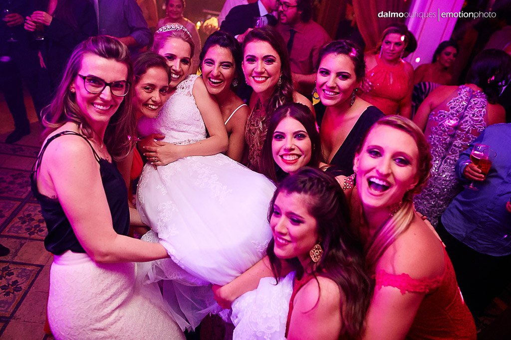 Fotógrafo de Casamento em Florianópolis; Festa de casamento; Alameda Casa Rosa, noiva no colo das amigas