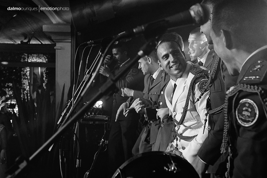 Fotógrafo de Casamento em Florianópolis; Festa de casamento; Alameda Casa Rosa; noivo tocando