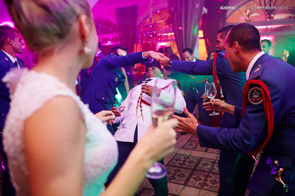 Fotografia de Casamento em Florianópolis; Festa de casamento; Alameda Casa Rosa, noivo na pista