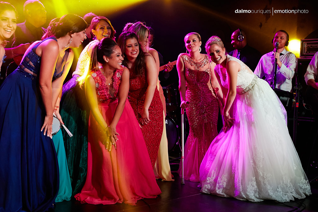 Fotógrafo de Casamento em Florianópolis; Festa de casamento; Alameda Casa Rosa; noiva e madrinhas dançando