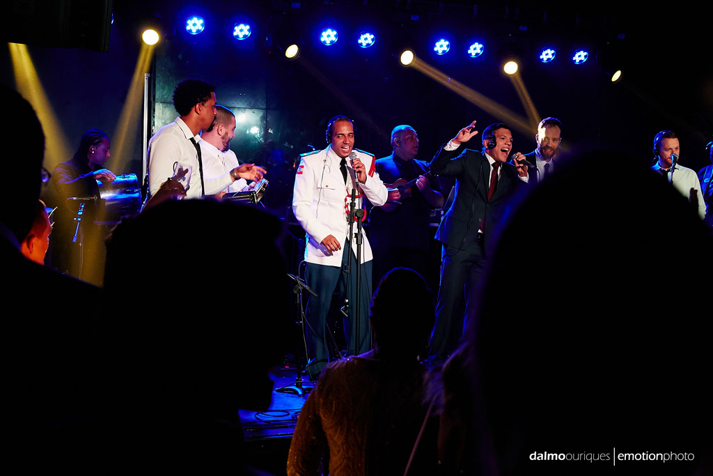 Fotógrafo de Casamento em Florianópolis; Festa de casamento; Alameda Casa Rosa, noivos cantando