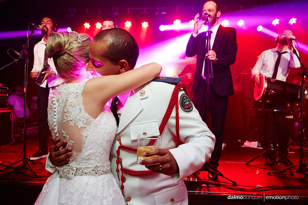 Fotografia de Casamento em Florianópolis; Festa de casamento; Alameda Casa Rosa; dança dos noivos