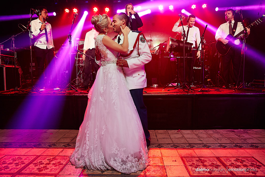 Fotografia de Casamento em Florianópolis; Festa de casamento; Noivos dançando; Alameda Casa Rosa