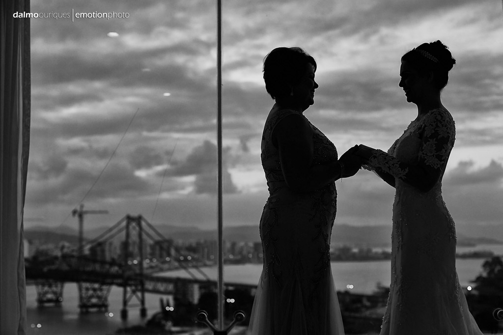 Making of da noiva; mãe e noiva; vista para ponte; fotógrafo de casamento Florianópolis