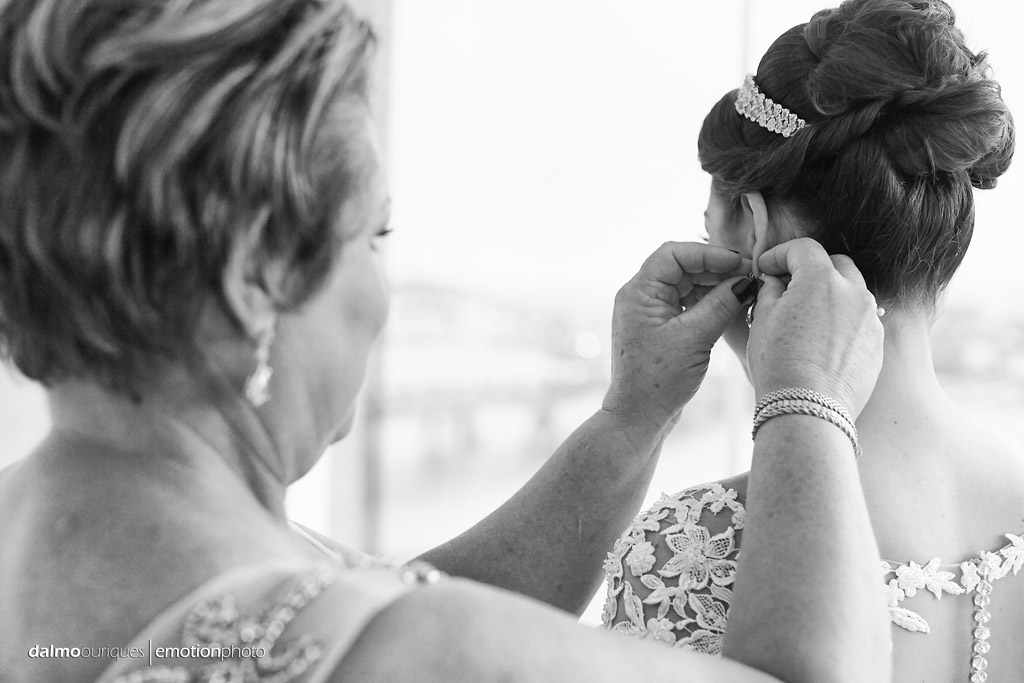 Making of da noiva; brinco na noiva; mãe e noiva; fotografia de casamento em Florianópolis