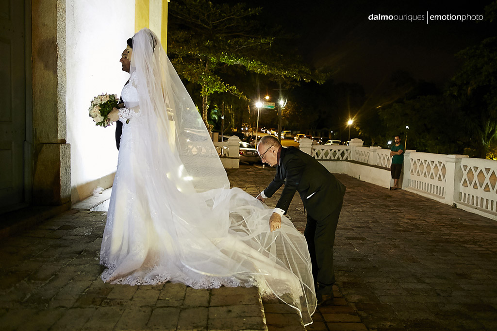 Florianópolis, Casamento em Florianópolis, fotografia de Casamento em Florianópolis; Santo Antônio; igreja do casamento; entrada da noiva; cerimonial preparando a noiva;