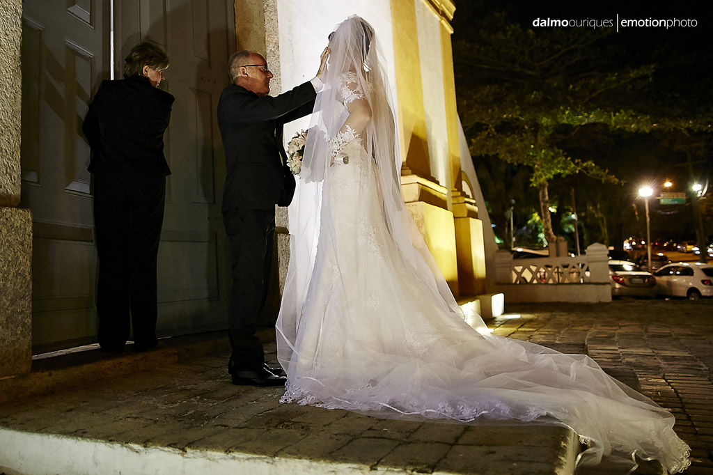Florianópolis, Casamento em Florianópolis, fotografia de Casamento em Florianópolis; Santo Antônio; igreja do casamento; entrada da noiva; cerimonial preparando a noiva; melhor fotógrafo de casamento
