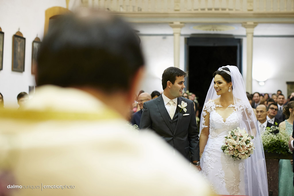 casamento na igreja; noivos casando; fotos espontâneas; fotógrafo de casamento