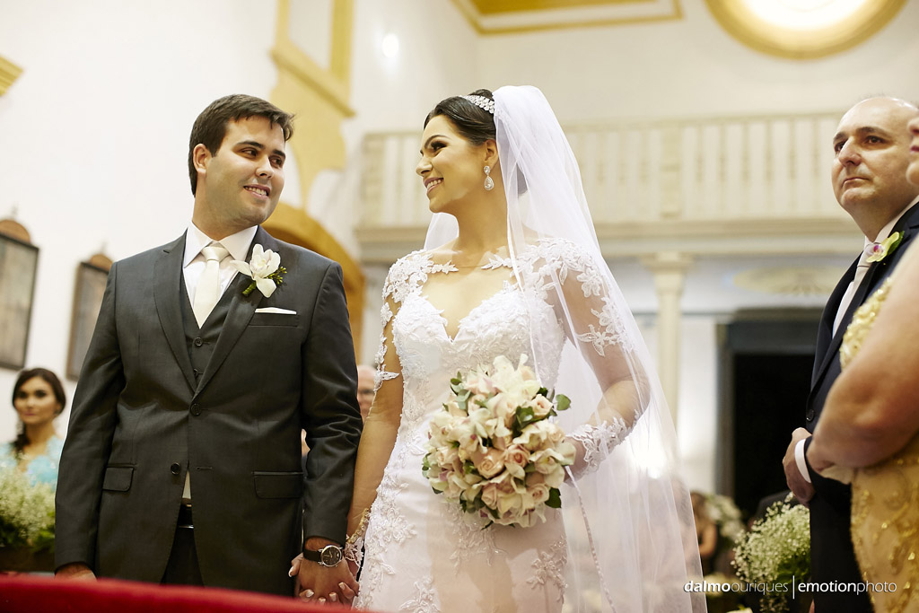 fotos espontâneas; casamento na igreja fotógrafo de casamento Florianópolis