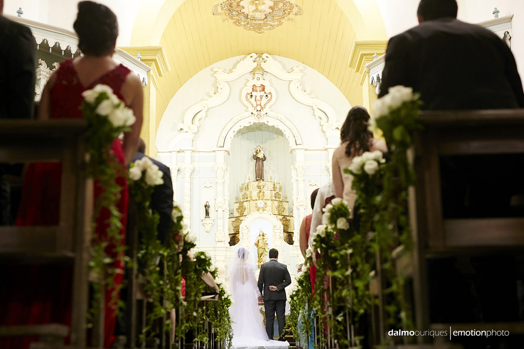 fotos espontâneas; casamento na igreja; fotografia de casamento em Florianópolis