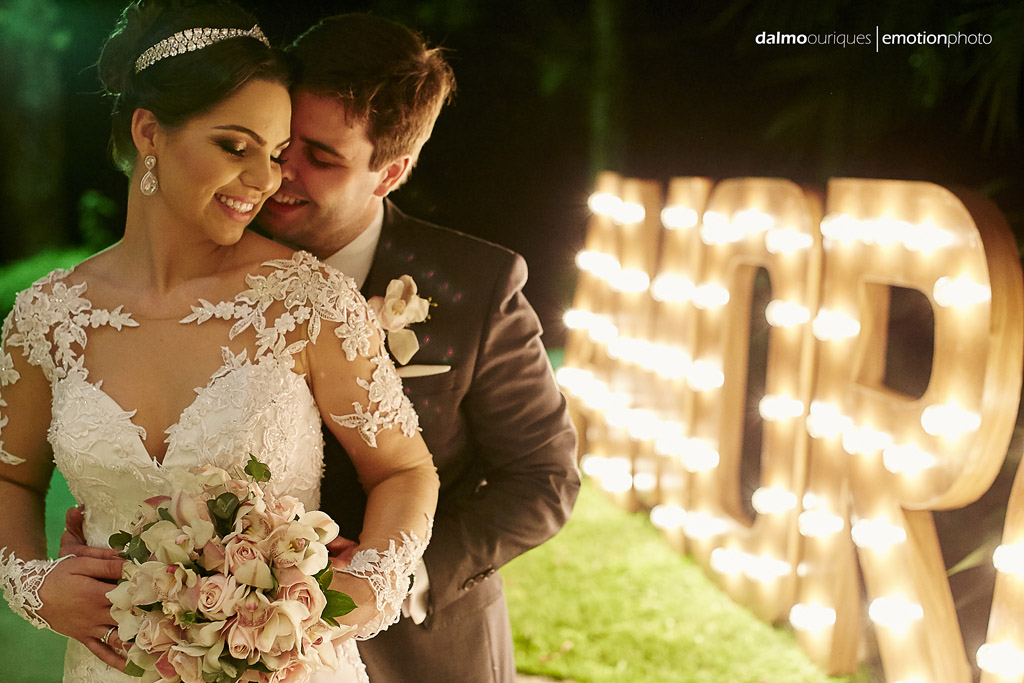 ensaio do casal; fotografando noivos; noivos com letreiro; melhor fotografo de casamento