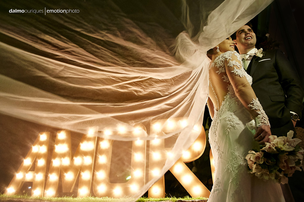 ensaio do casal; fotografando noivos; noivos com letreiro; fotógrafo de casamento