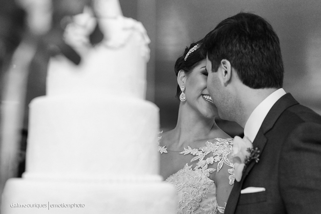brinde do casal; corte do bolo; beijo dos noivos; fotógrafo de casamento Florianópolis