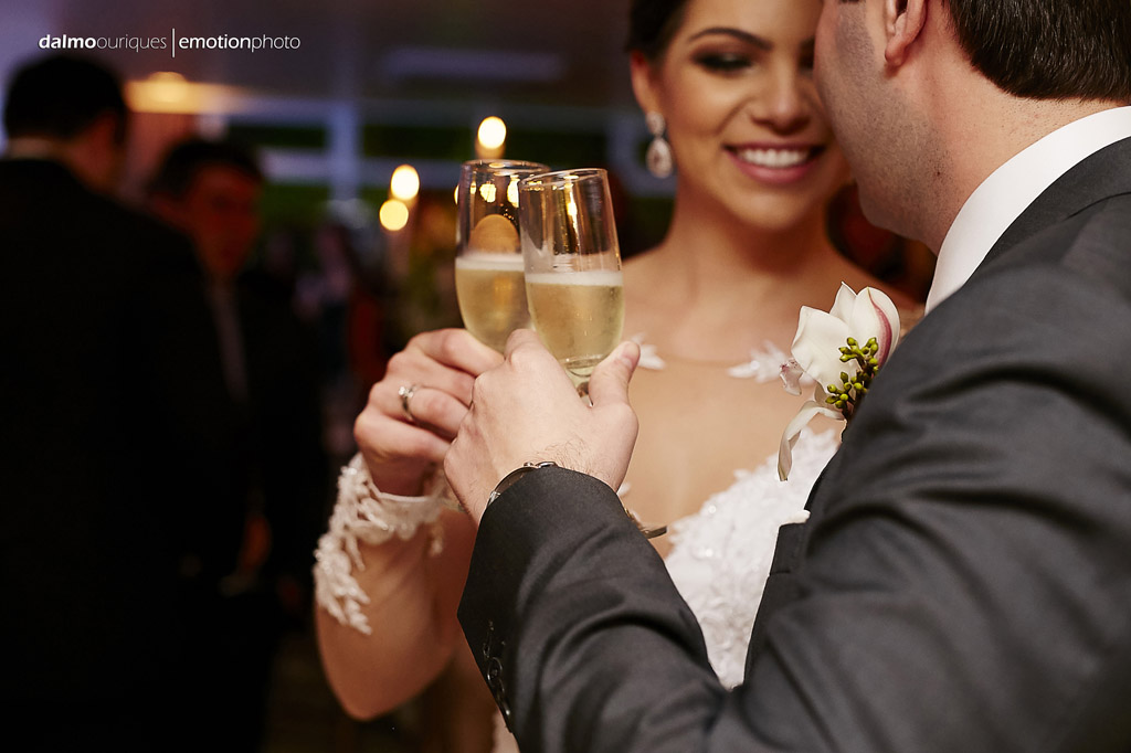 brinde do casal; corte do bolo; beijo dos noivos; brinde dos noivos; fotografia de casamento em Florianópolis